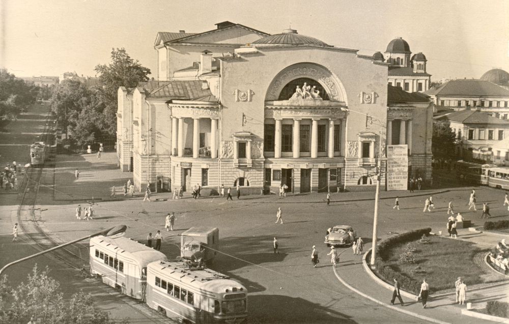 Площадь имени Волкова. Справа за театром виден обезглавленный Казанский собор. 1960-е.