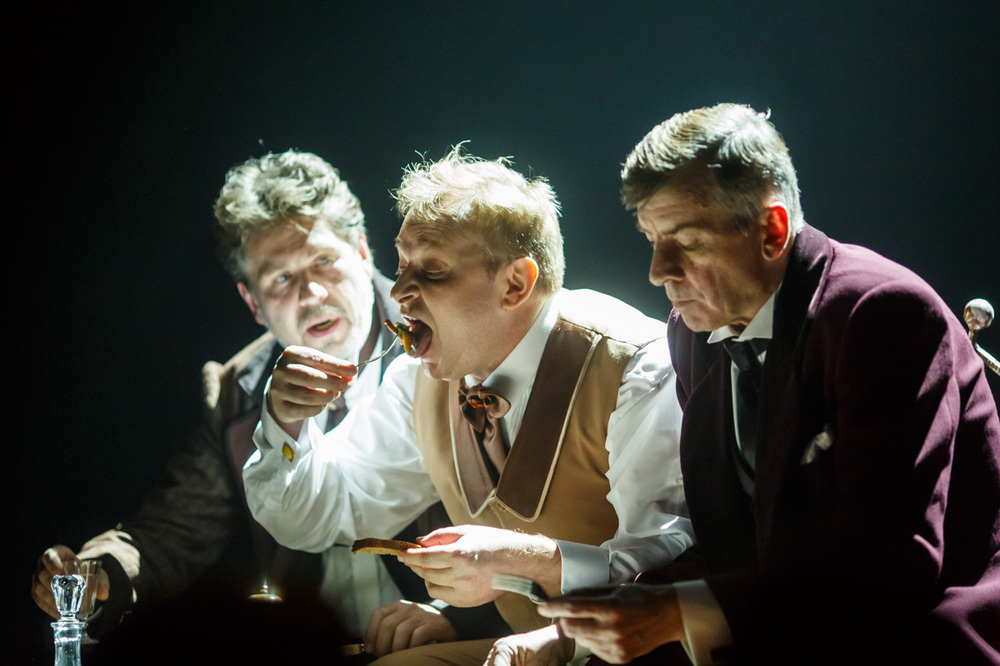 Олег Павлов, Андрей Зубков и Анатолий Пешков в спектакле "Иванов". Фото Т.Кучариной