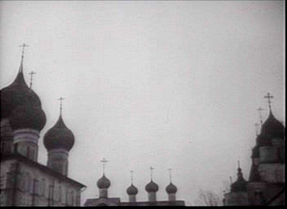 Кадр из фильма "Пётр первый": соборная площадь в Ростове Великом