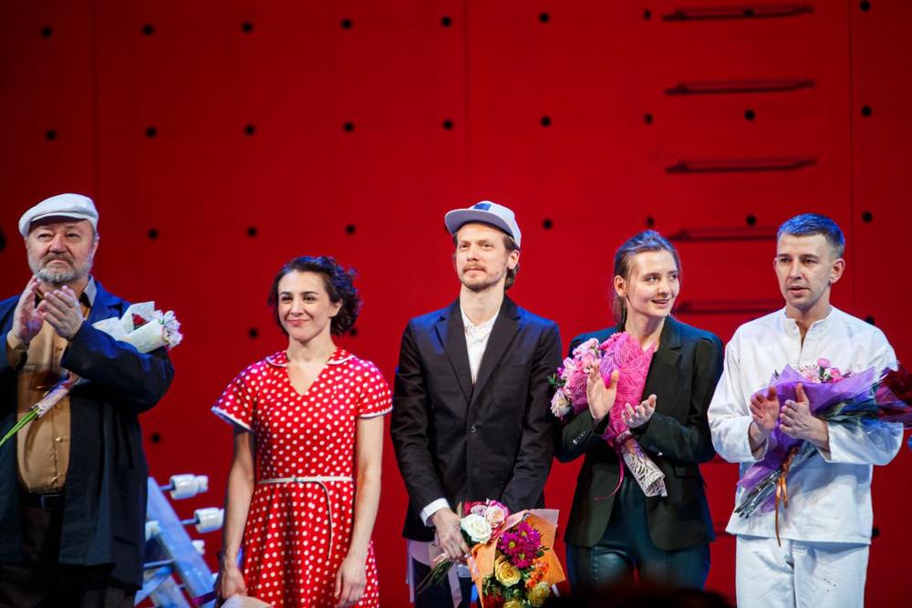 Владимир Данай (в центре) на премьере спектакля "Калина красная" в театре им. Ф.Г. Волкова. Фото с сайта театра