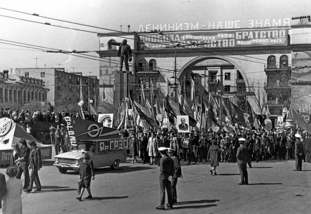 Первомайская демонстрация на Красной площади в Ярославле. Фото 1970-х гг.