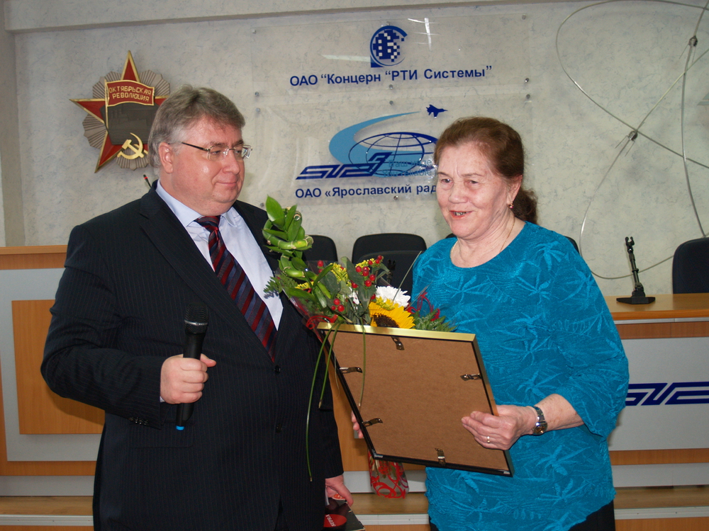Генеральный директор ЯРЗ С.В.Якушев и Герой соцтруда М.И.Лукьянская