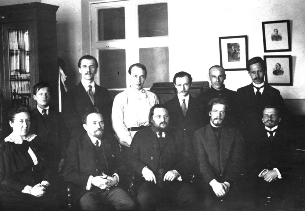 Алексей Алексеевич Ухтомский (сидит в центре) с сотрудниками физиологической лаборатории