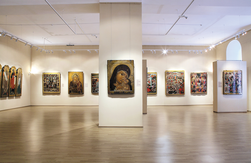 В залах отдела древнерусского искусства ЯХМ