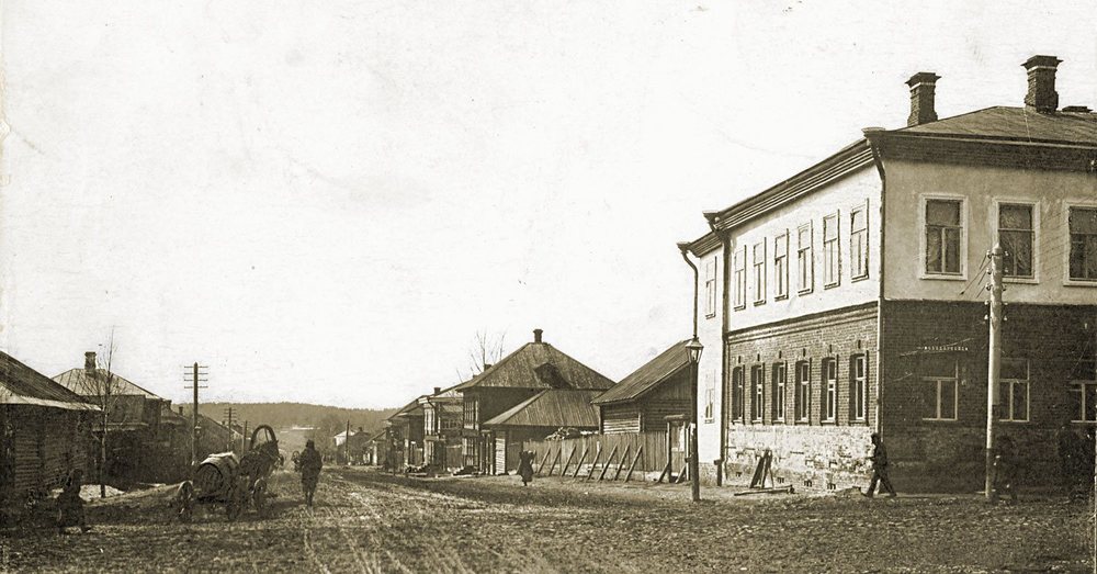 Справа — дом, принадлежавший Масаиновым (сдавался под почтовую контору)