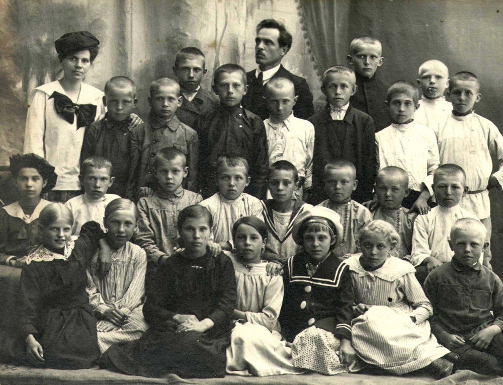 Учителя Головины со своими воспитанниками. Ок. 1918 г.