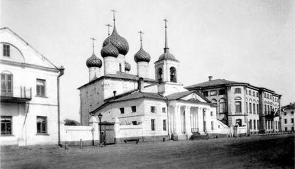 Козмодемьянская церковь, прихожанами которой были Матвеевские. Слева - южный флигель усадьбы Матвеевских. Фото А.Лопатина