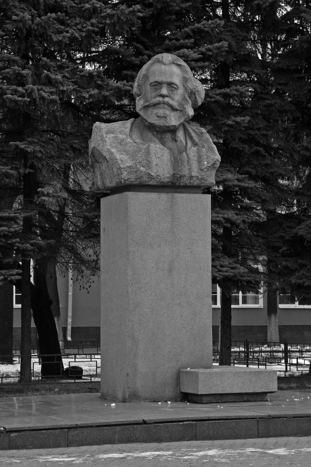 Памятник Карлу Марксу в Ярославле
