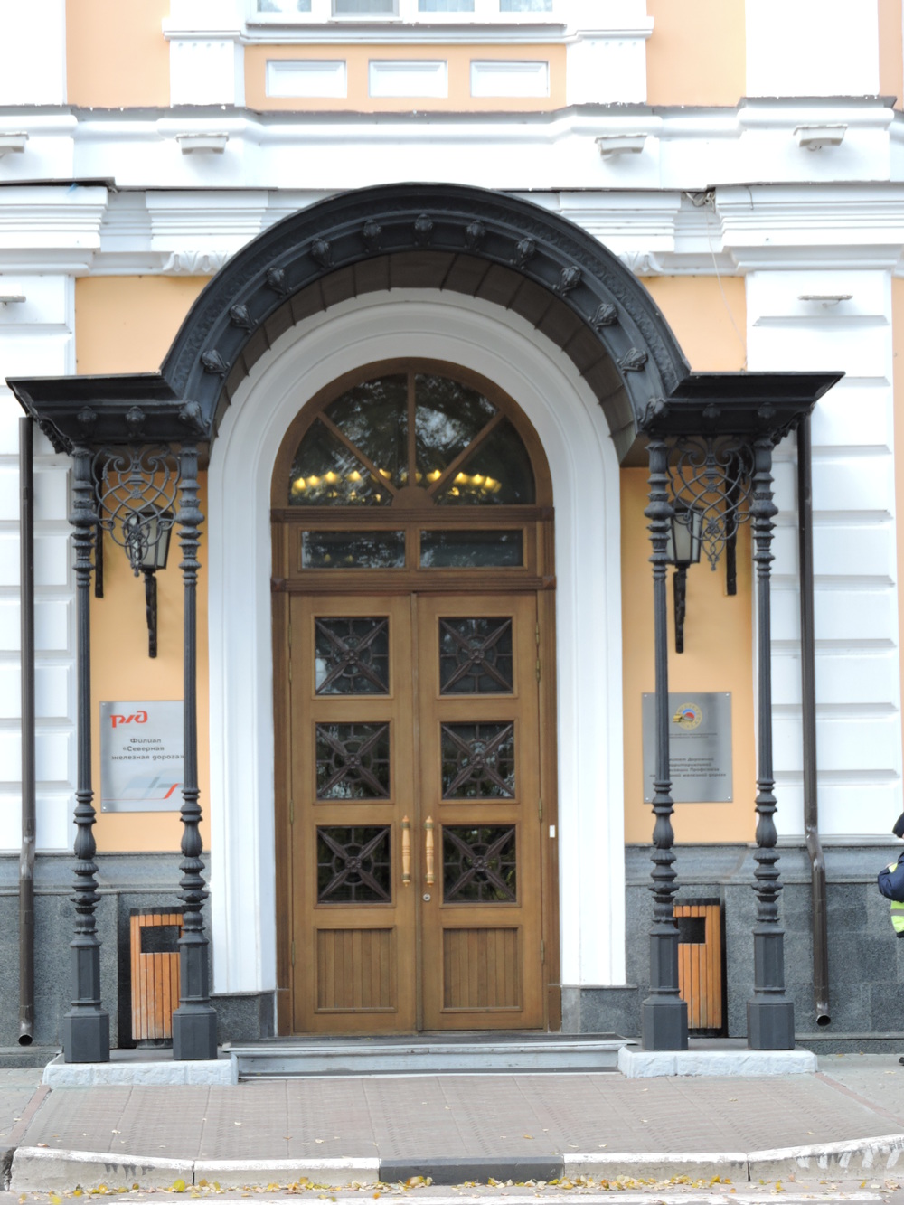 Крыльцо здания училища девиц духовного звания в Ярославле - ныне управление СЖД. Фото А.Григорьева