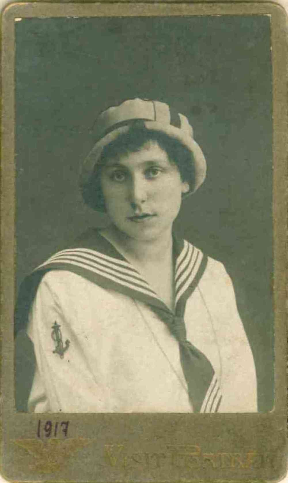 Елизавета Александровна (1898 — 1961), первая жена А.В. Хлыбова. 1917 год