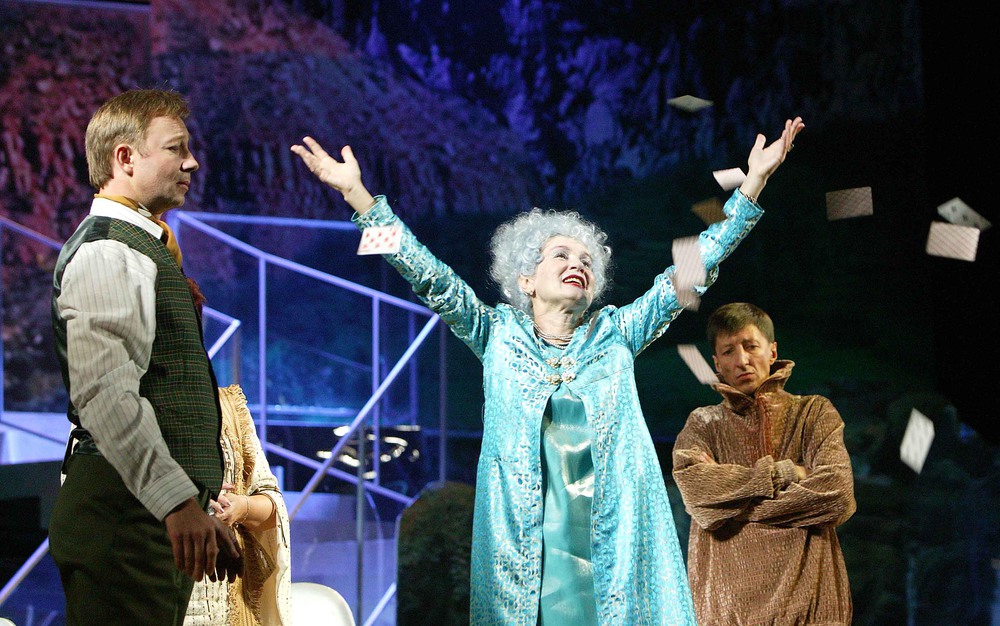 Олег Новиков, Татьяна Позднякова и Евгений Мундум в спектакле "Странная миссис Сэвидж". Фото С.Метелицы