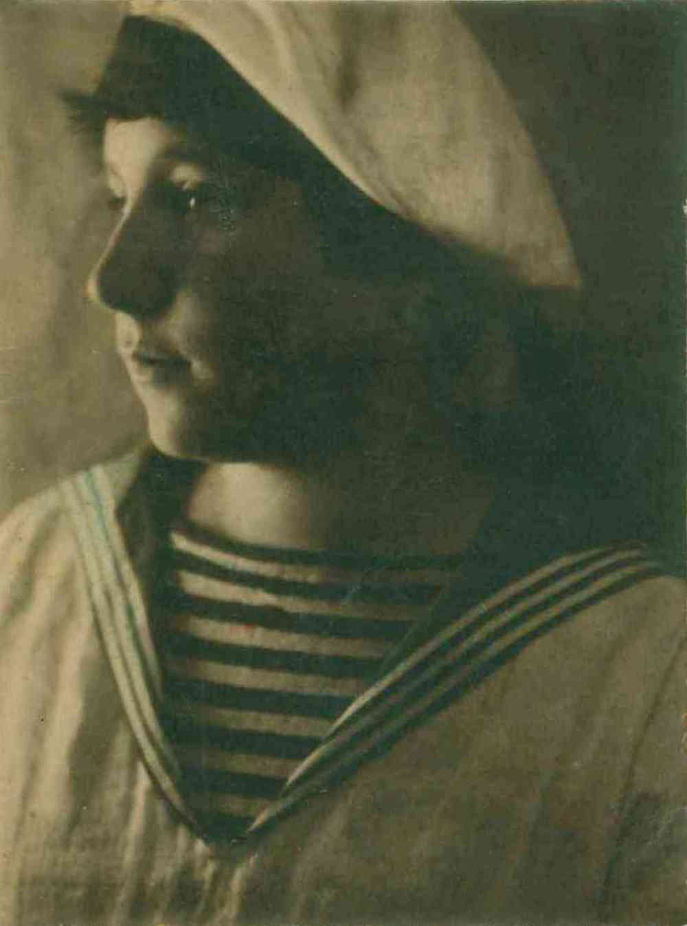 Елизавета Александровна (1898 — 1961), первая жена А.В. Хлыбова. 1916 год