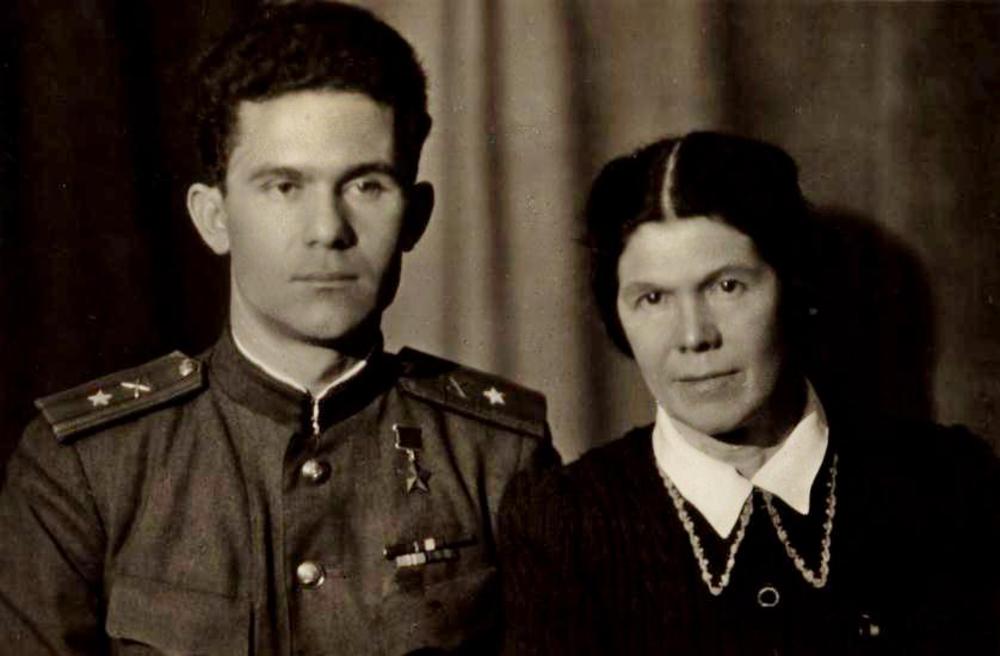 Г.И. Горохов с матерью.