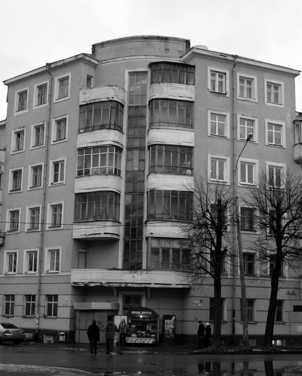Жилой дом на углу улиц Школьной и Голубятной в Ярославле. Фрагмент фасада. Арх. Ю.П. Боровский