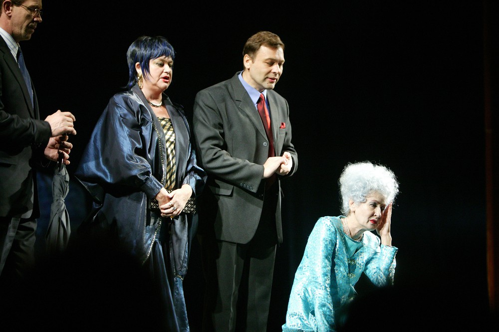 Сергей Цепов, Татьяна Исаева, Игорь Сидоренко и Татьяна Позднякова в спектакле "Странная миссис Сэвидж". Фото С.Метелицы