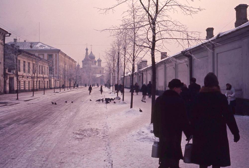 Улица Кирова. Справа - стена мытного рынка, располагавшегося на том месте, где сейчас стоит здание бывшего ОК КПСС