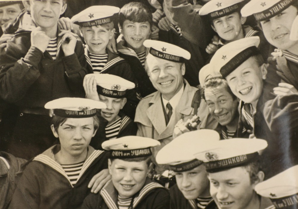 Фотокорреспондент Юрий Иванович Барышев среди курсантов флотилии имени Ф.Ушакова