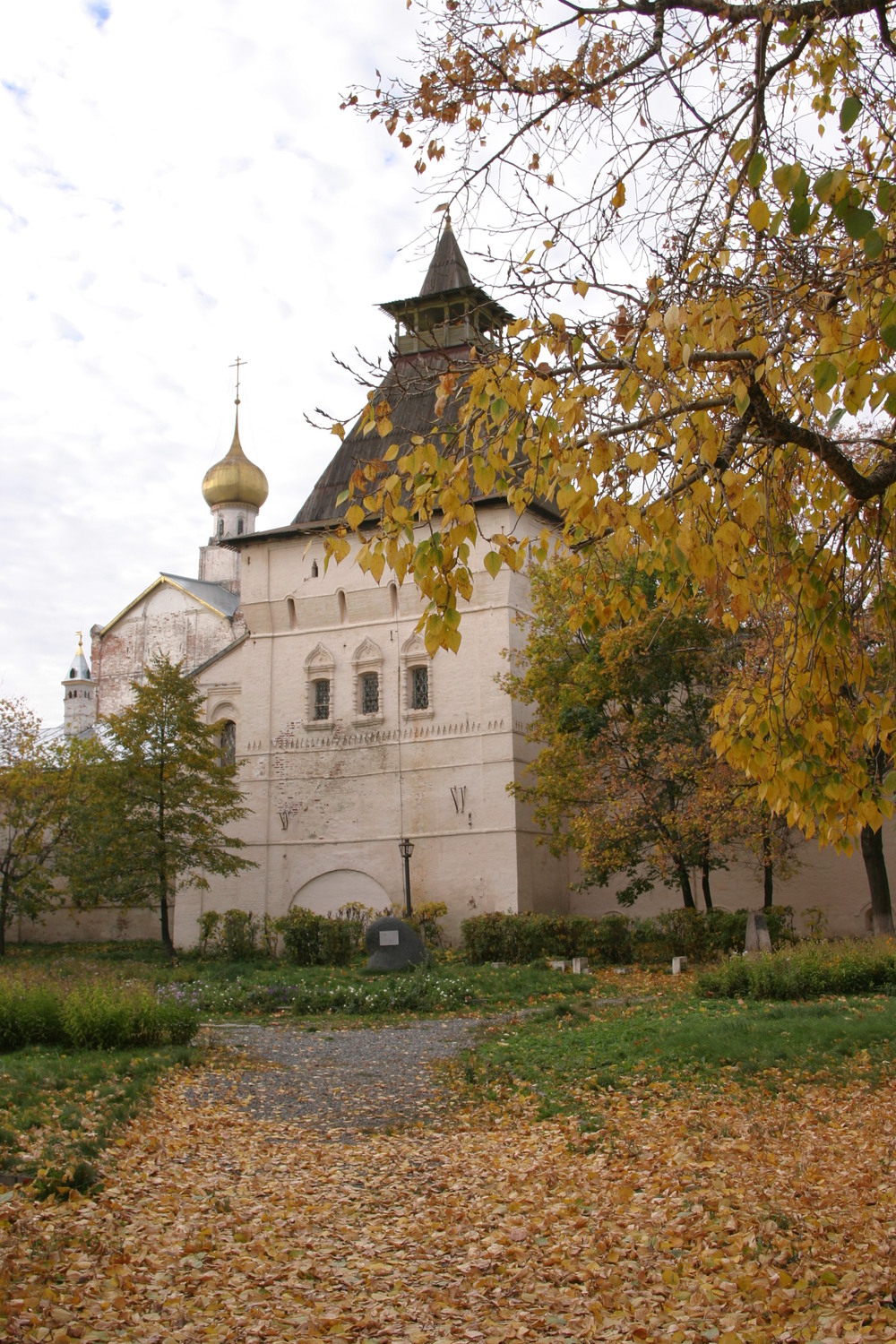 Башня восточной стены. На втором плане - церковь Спаса на сенях. Фото В.Юрасова