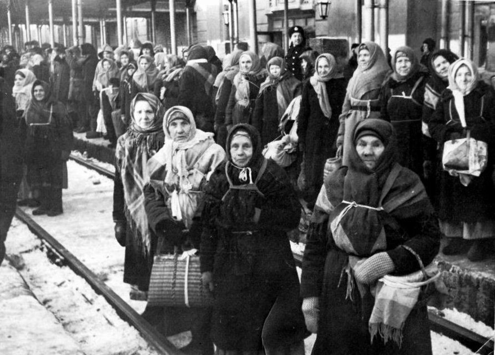 Кадр из фильма "Поезд в завтрашний день". Эпизод снимался на железнодорожном вокзале