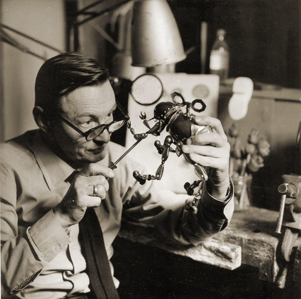 Олег Пантелеймонович Масаинов за работой на студии "Союзмультфильм"