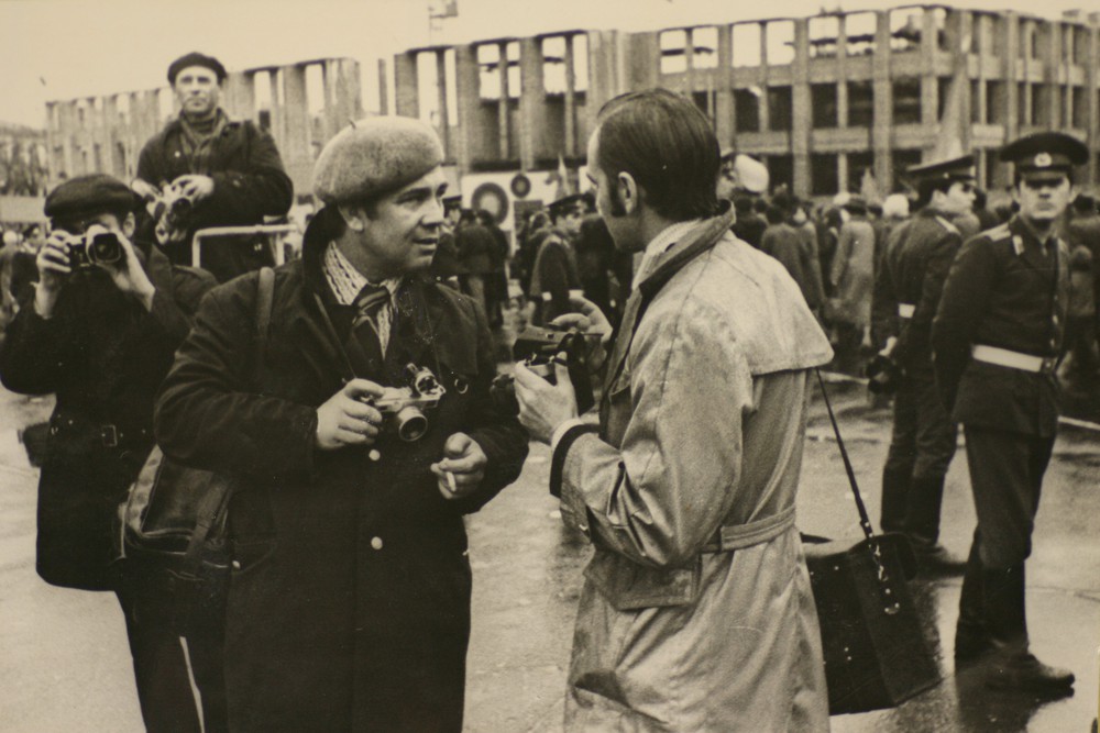 Фотокорреспонденты на первомайской демонстрации. На заднем плане - идёт строительство здания обкома. Фото из архива Ю. Барышева