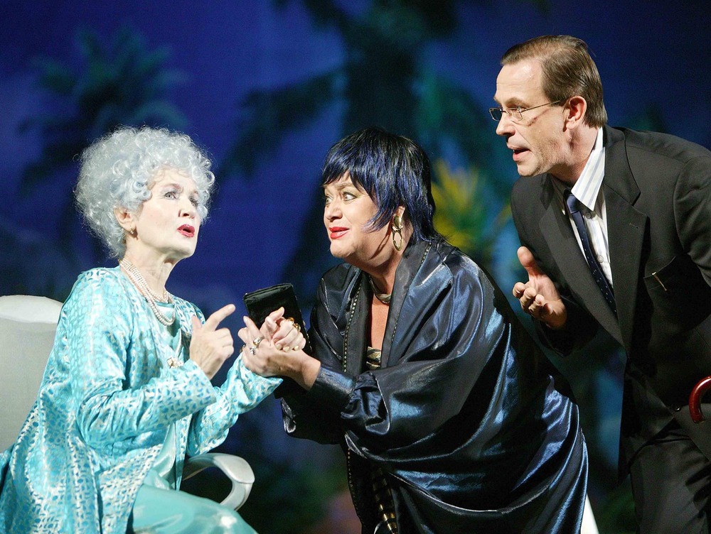 Татьяна Позднякова, Татьяна Исаева и Сергей Цепов в спектакле "Странная миссис Сэвидж". Фото С.Метелицы