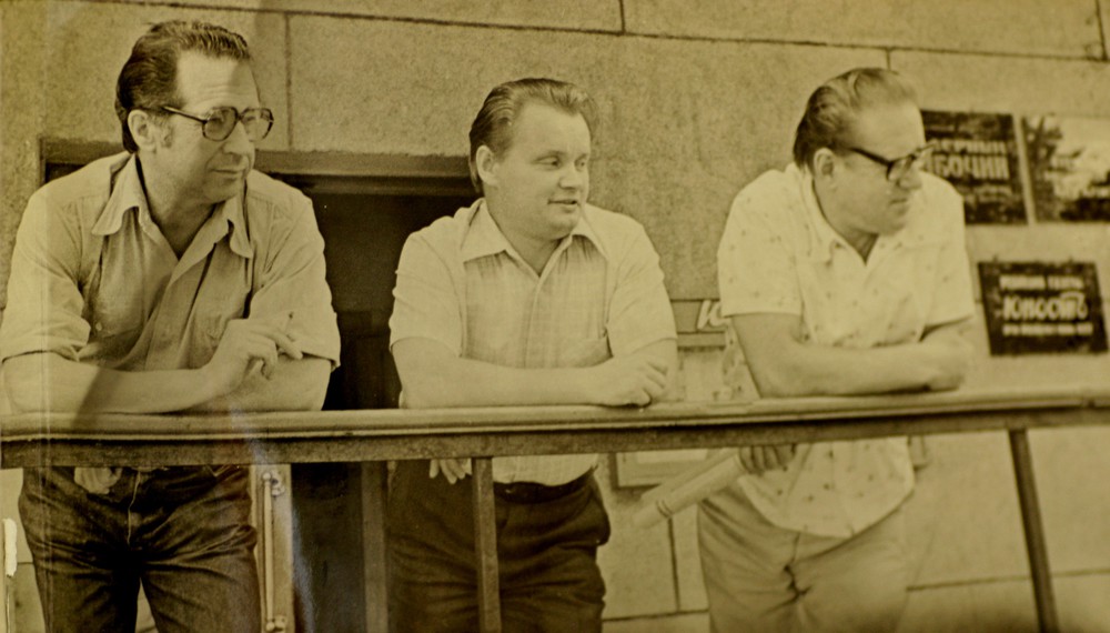 В.Д. Курапин, Ю.П. Беляков, О.А. Каратаев на крыльце Дома печати на ул. Собинова, 1
