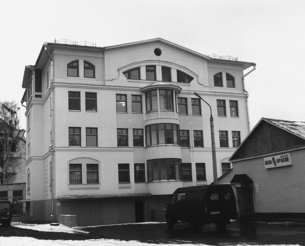 Жилой дом на пересечении ул. Советской и Суркова (внутри квартала) в г. Ярославле (2000). Архитектор В.П. Степанов