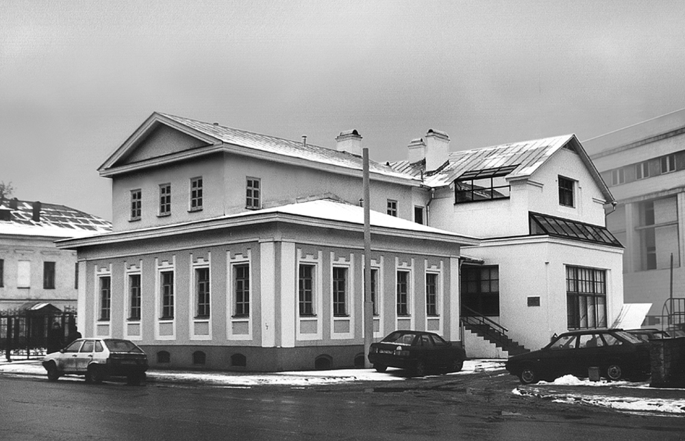 Офис ЖСК «Республиканский» по проспекту Октября, 10 в г. Ярославле (1999). Архитектор В.П. Степанов