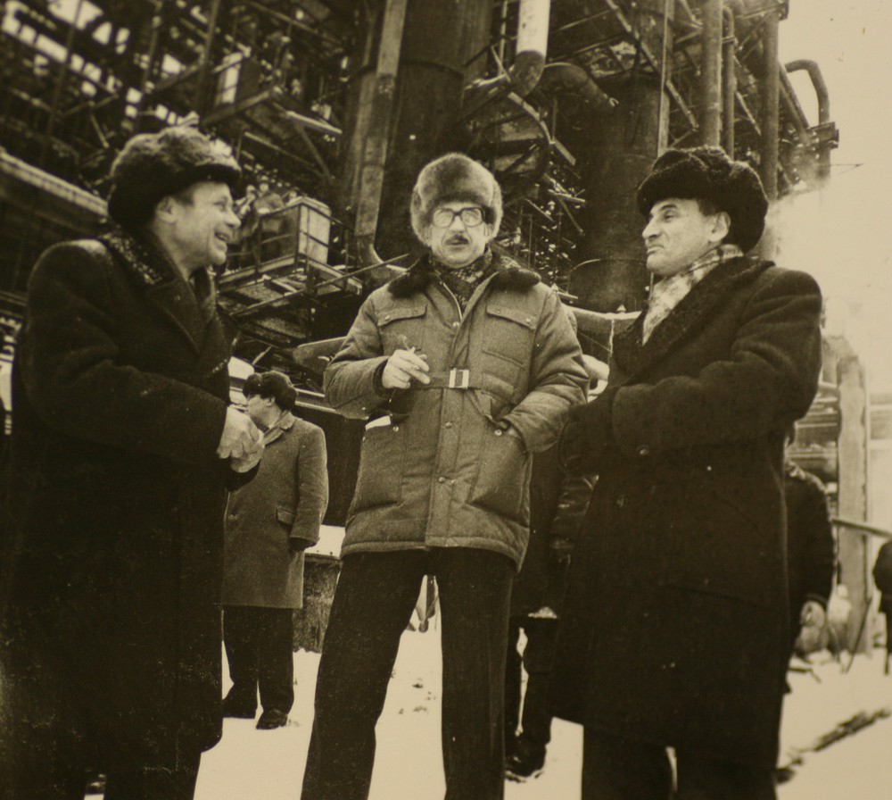 Корреспондент отдела промышленности Виктор Дмитриевич Курапин (в центре) на нефтеперерабатывающем заводе