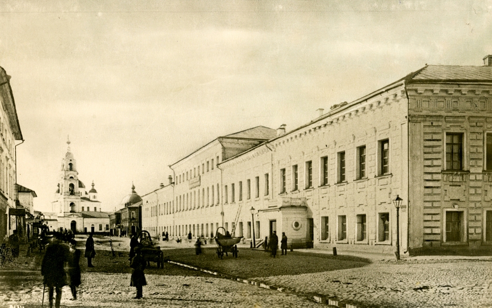 Екатерининская улица (ныне - ул.Андропова). В глубине - колокольня монастыря и Казанский собор. Фото конца XIX в.