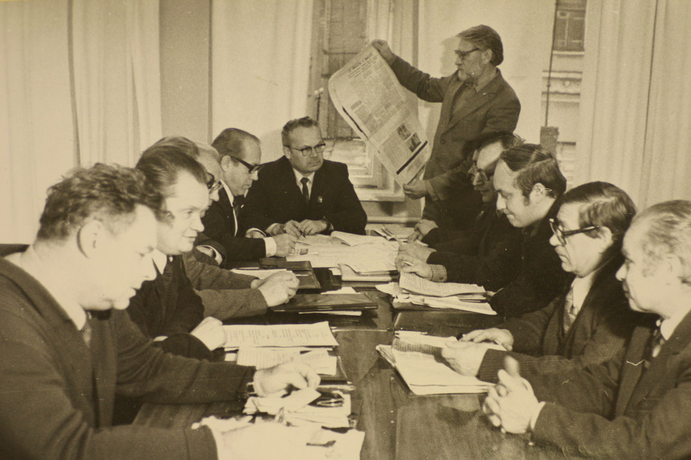 Планёрка в середине 1980-х: в центре редактор Л.А. Чесноков и ответственный секретарь В.Л. Ширяев