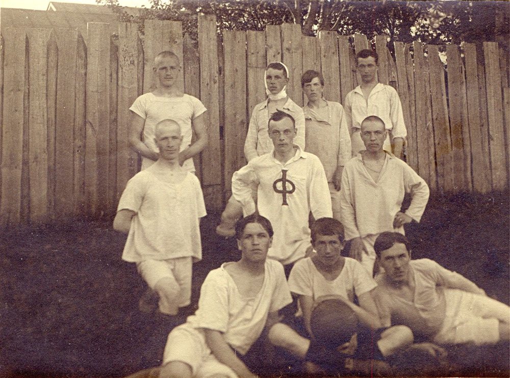 Борис Масаинов (в центре) - хав футбольной команды "Фавны"