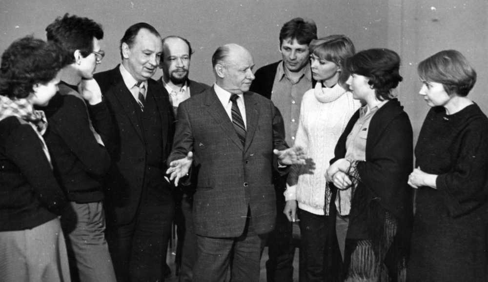 Виктор Розов с актёрами ТЮЗа. Игорь Баранов - третий слева (1984)