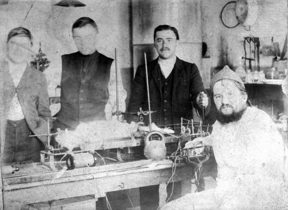 Алексей Алексеевич Ухтомский (справа) в лаборатории