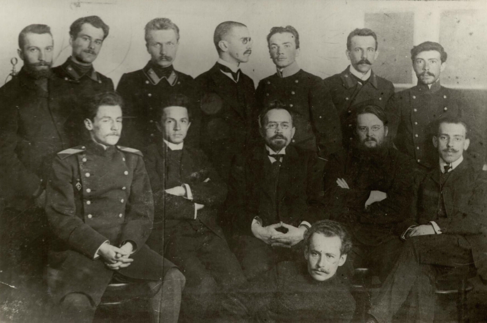 Алексей Алексеевич Ухтомский (сидит второй справа) со студентами и сотрудниками лаборатории