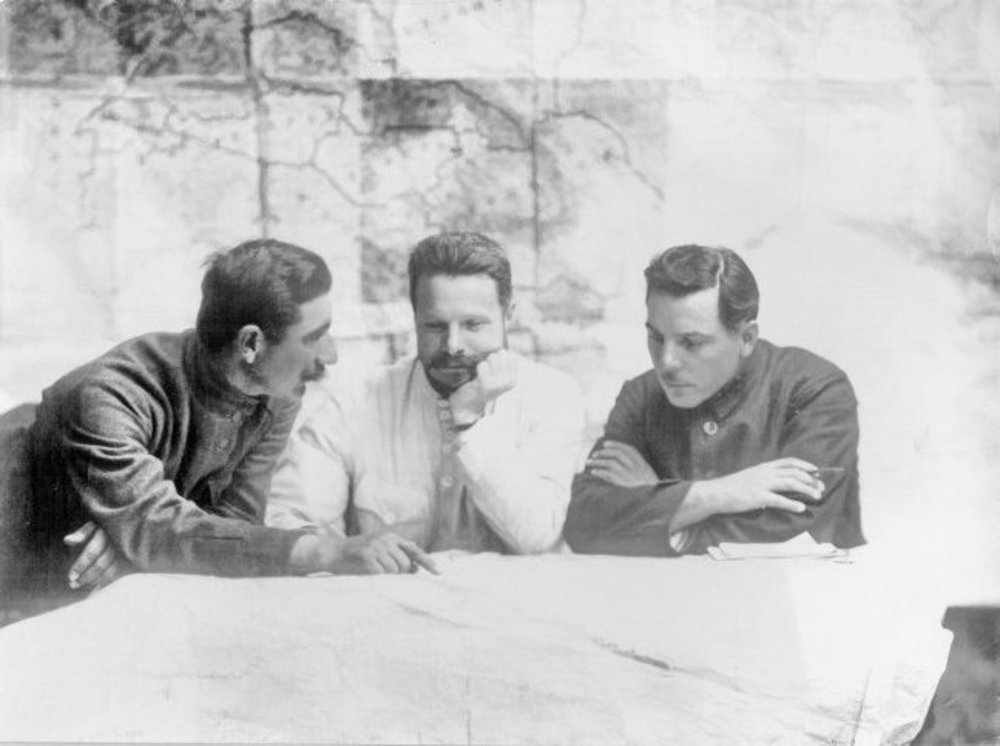 Будённый, Фрунзе и Ворошилов позируют у карты