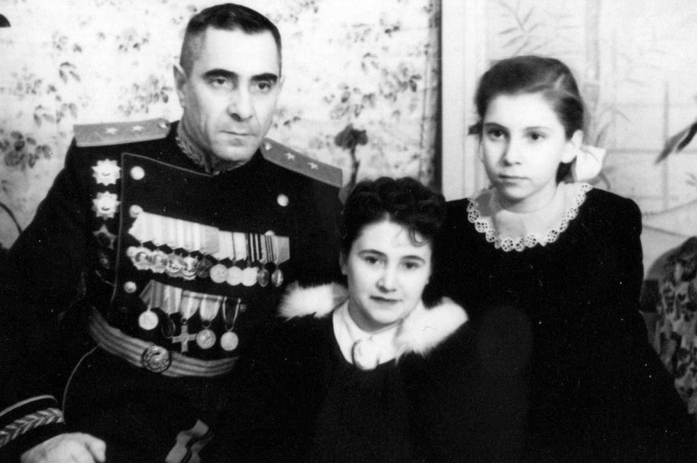 Николай Иванович Труфанов с женой и дочерью. Фото из ежедневной газеты "Северный край"