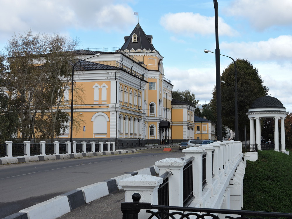 Перестроенное здание училища девиц духовного звания в Ярославле - ныне управление СЖД. Фото А.Григорьева