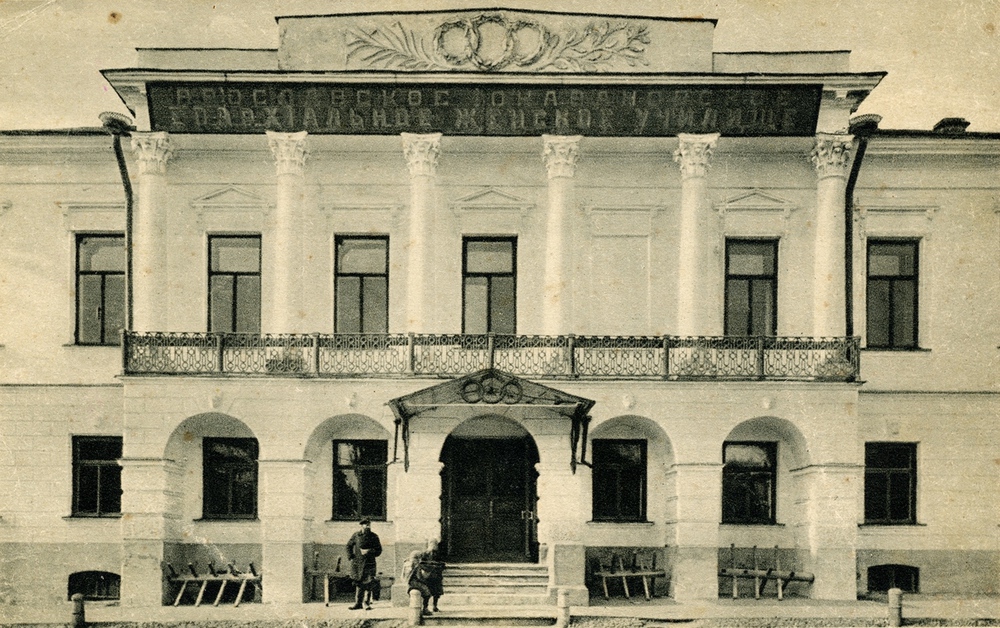 Здание Ионафановского епархиального училища. Главный вход