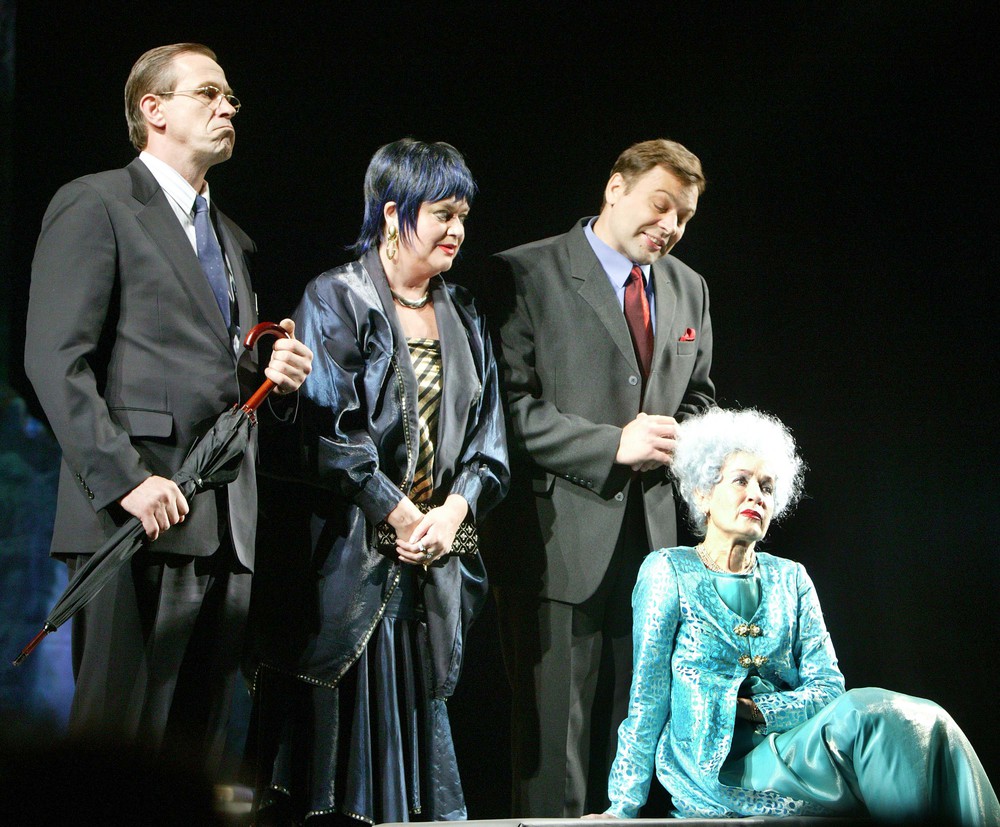 Сергей Цепов, Татьяна Исаева, Игорь Сидоренко и Татьяна Позднякова в спектакле "Странная миссис Сэвидж". Фото С.Метелицы