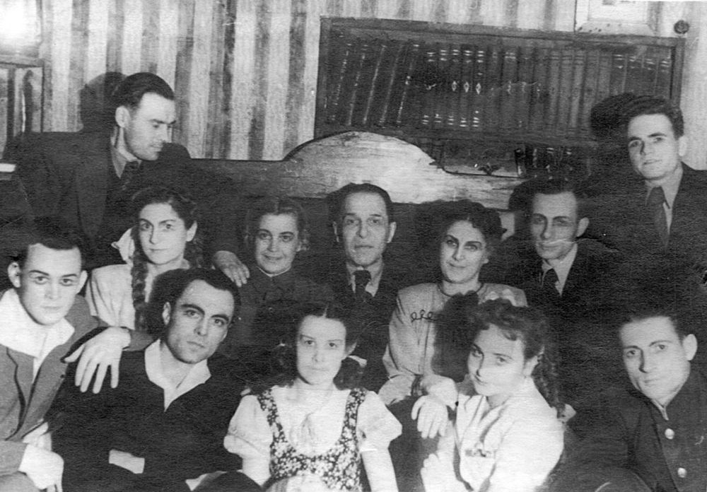 Сергей Михайлович Комиссаров в центре. Фото с сайта Кино-Театр.ру