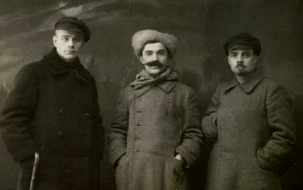 Константин Иванович Бутусов (справа) с сослуживцами