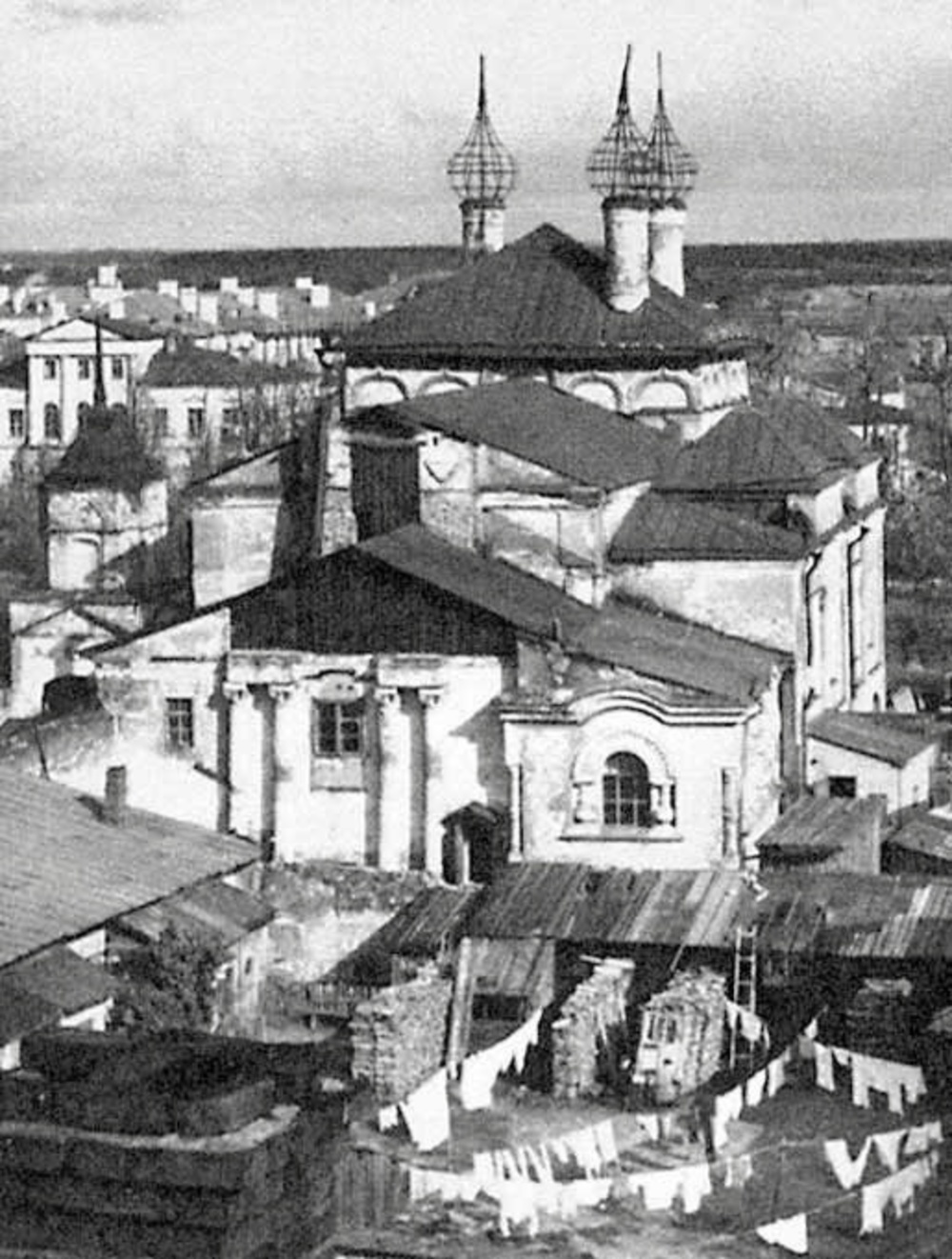 Спасо-Пробоинская церковь в 1930-е годы: колокольня снесена, купола разрушены.