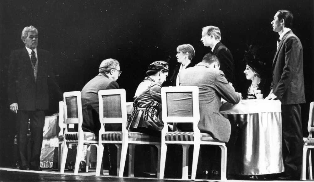 Татьяна Позднякова (в центре) в спектакле "Перед заходом солнца". Фото Ю.Барышева