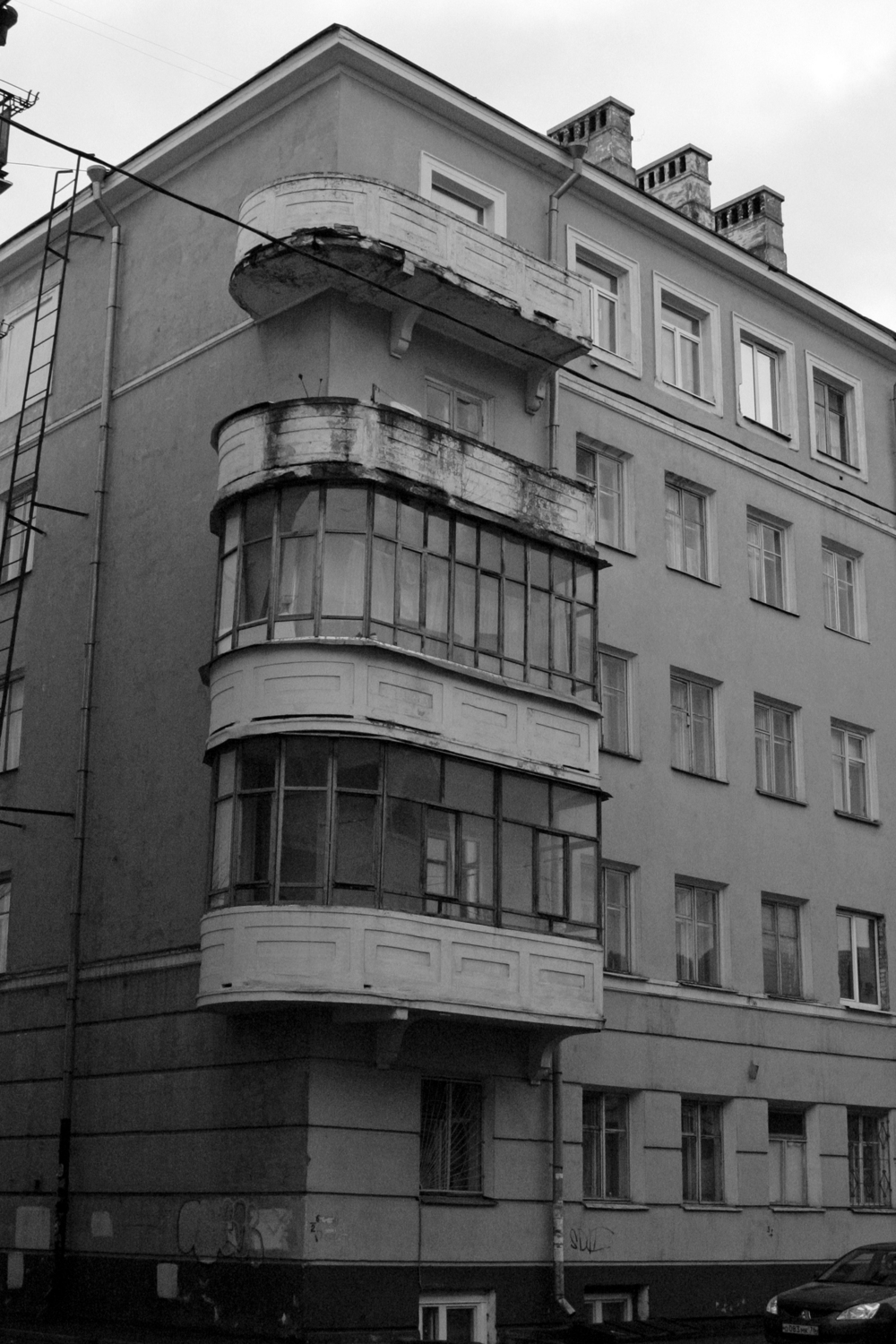 Жилой дом на углу улиц Школьной и Голубятной в Ярославле. Фрагмент фасада. Арх. Ю.П. Боровский