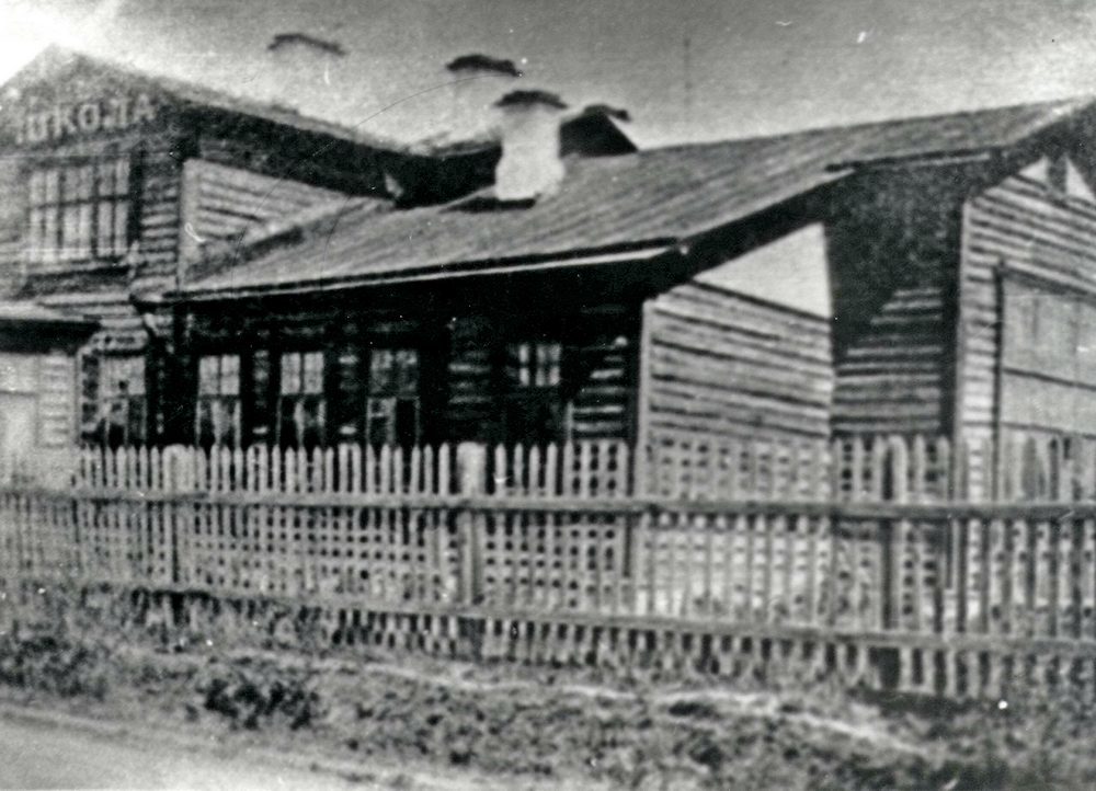 Старое здание Чёбаковской школы