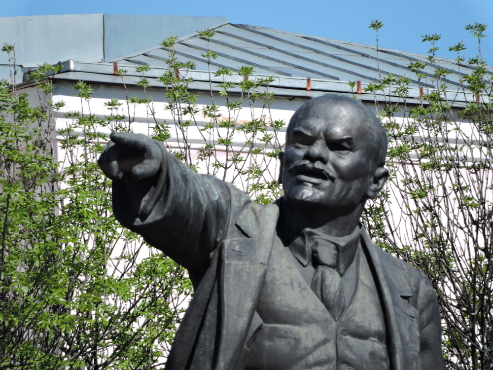 Памятник Ленина на Красной площади в Ярославле. Фото А. Григорьева