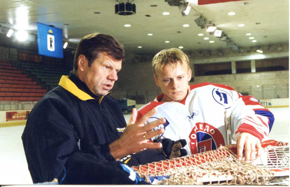 Главный тренер "Торпедо" Пётр Ильич Воробьёв и вратарь Егор Подомацкий. Фото А.Комиссарова