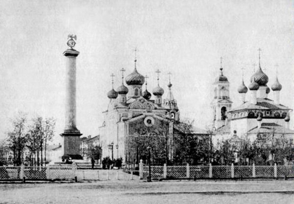 Воскресенская и Спасо-Пробоинская церкви. Слева - Демидовский столп. Вид с востока